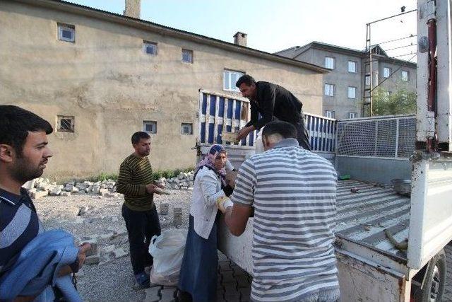 Evlerine Dönen Vatandaşlara Yemek Hizmeti