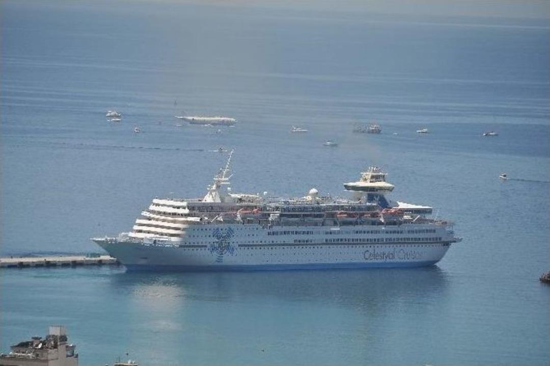 Dev U&ccedil;ak Ve Dev Gemi Kuşadası K&ouml;rfezi&rsquo;nde Aynı Karede Buluştu