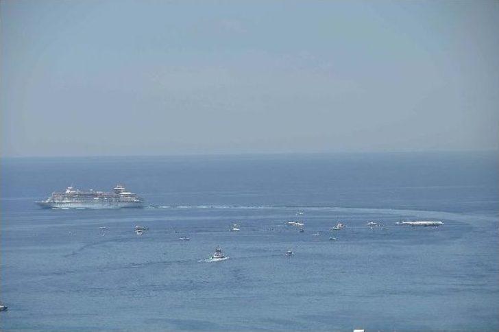 Dev Uçak Ve Dev Gemi Kuşadası Körfezi’nde Aynı Karede Buluştu G4