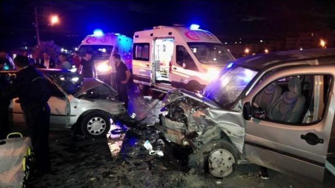 Aynı Y&ouml;nde Giden Ara&ccedil;lar Kafa Kafaya &Ccedil;arpıştı: 1 &Ouml;l&uuml;, 4 Yaralı