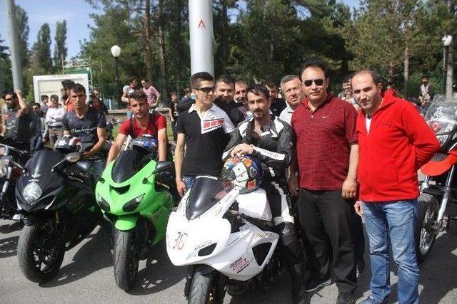 Motosikletçi Furkan Özdemir, Türkiye Motodrag Şampiyonası’na Hazırlanıyor