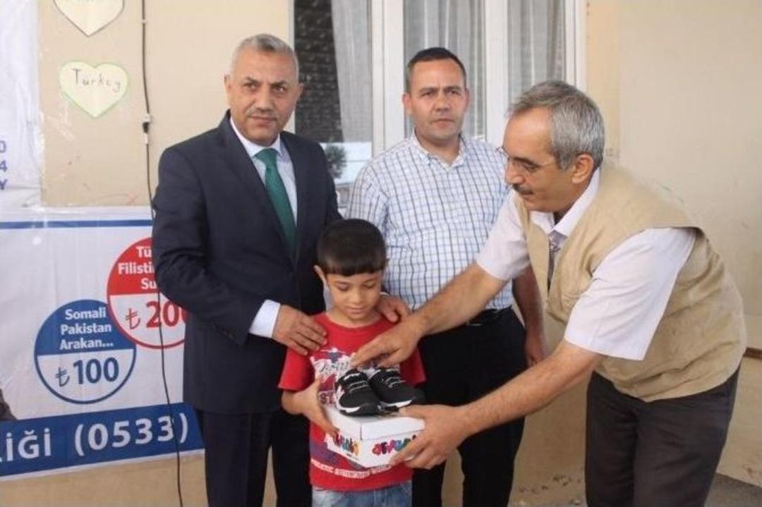 Reyhanlı Belediyesi&rsquo;nden Suriyeli 850 &Ccedil;ocuğa Ayakkabı