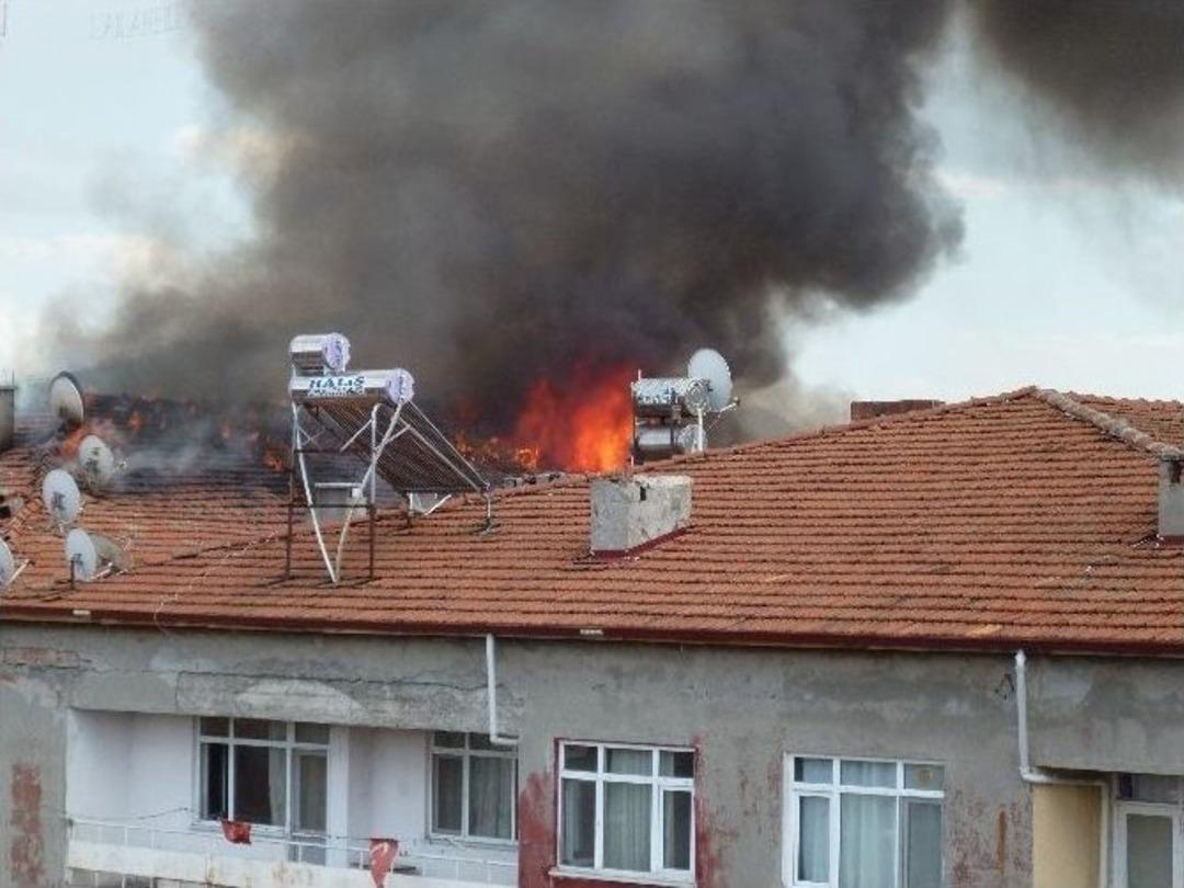 Turhal&rsquo;da 5 Katlı Binanın &Ccedil;atısı Alev Alev Yandı