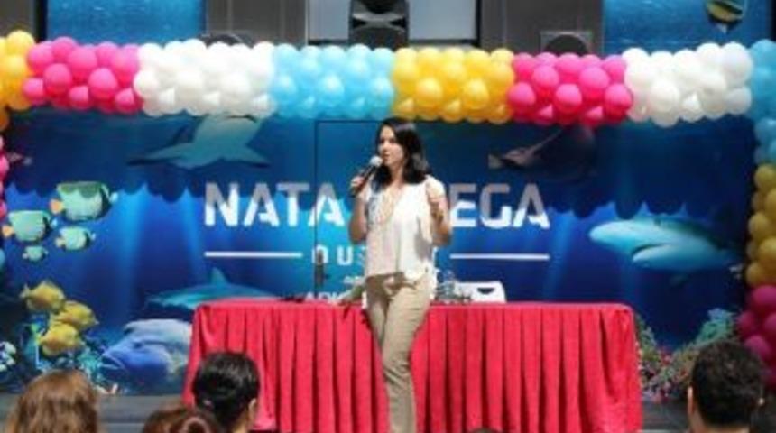 Psikolog Zeynep Haseki Kitaplarını İmzaladı