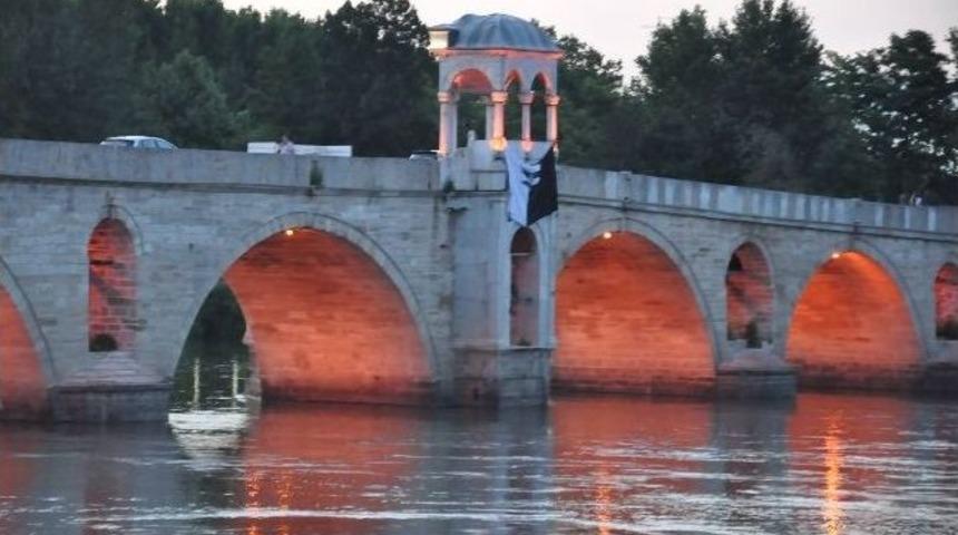 Meri&ccedil; K&ouml;pr&uuml;s&uuml;&rsquo;ne Beşiktaş Bayrağı