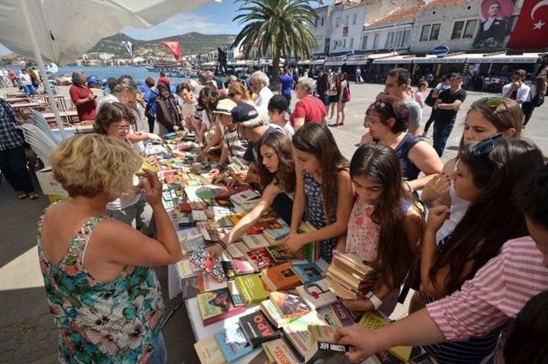 Fo&ccedil;a&rsquo;fa 3 Bin 500 Kitap Dağıtıldı