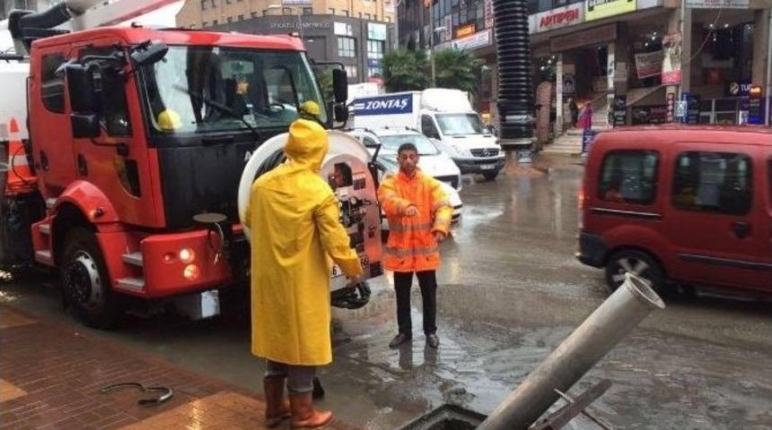 Gazipaşa Caddesini Su Bastı