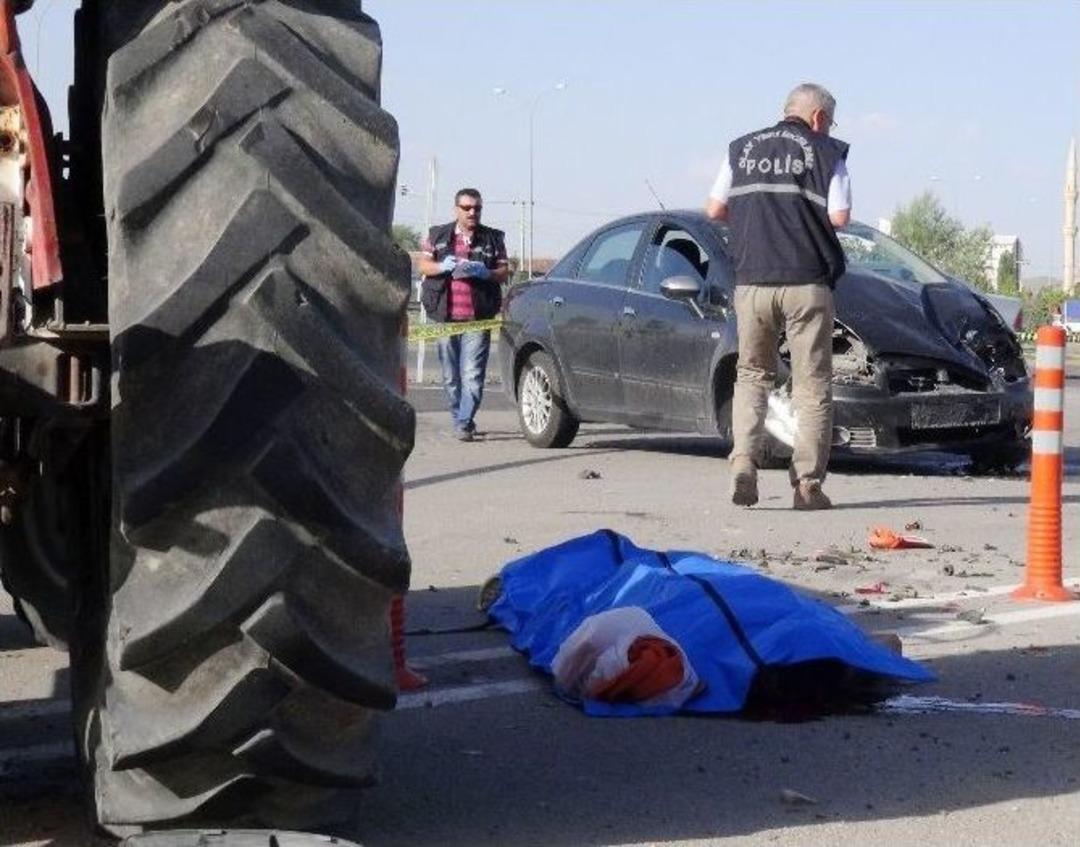 2 Otomobil İle Trakt&ouml;r &Ccedil;arpıştı: 1 &Ouml;l&uuml;, 2 Yaralı