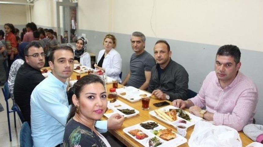 Mehmet&ccedil;ik İ&ccedil;in K&ouml;y Okulunda Kermes