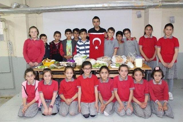 Mehmetçik İçin Köy Okulunda Kermes