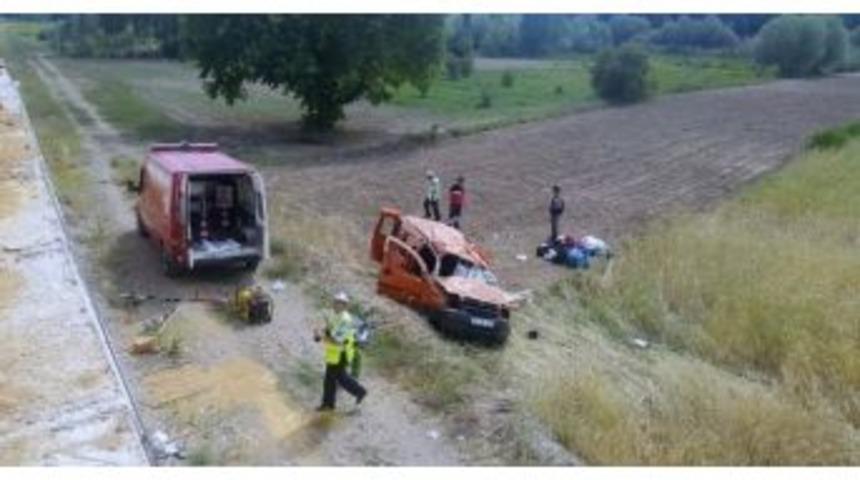 Gediz&rsquo;de Trafik Kazası: 2 &Ouml;l&uuml;, 1 Yaralı