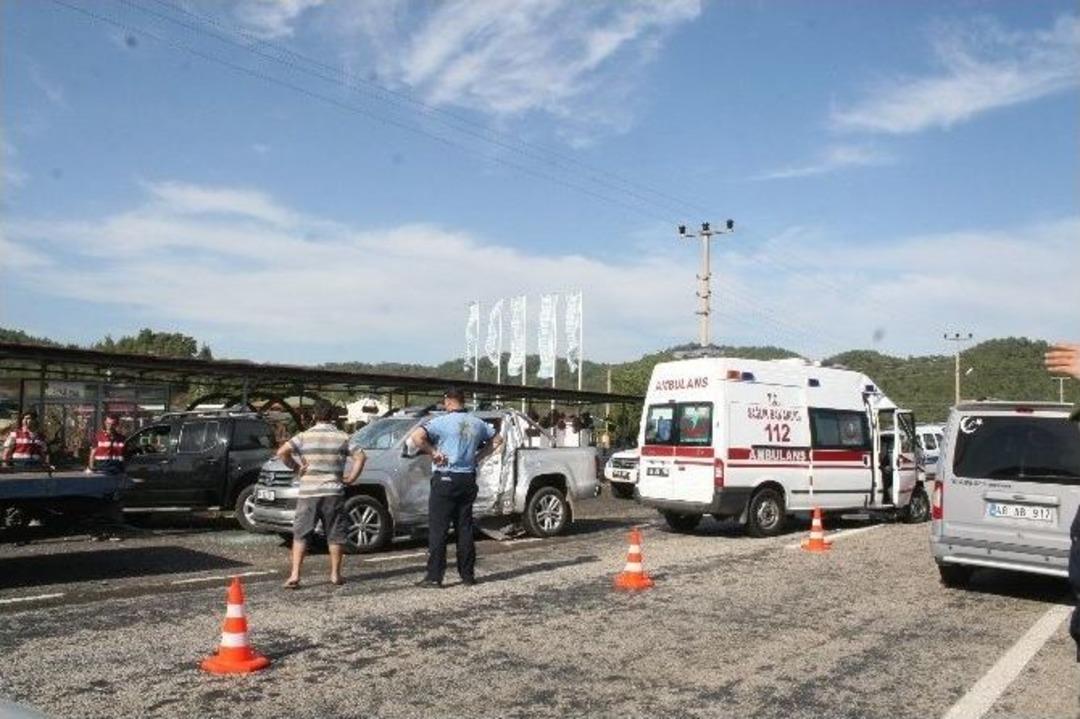 Bebek Taşıyan Ambulans İle Kamyonet &Ccedil;arpıştı: 4 Yaralı