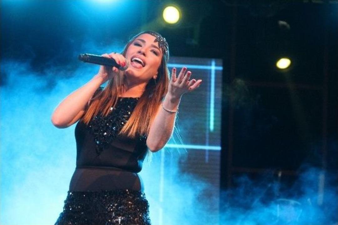 Festivalde Burcu G&uuml;neş, Hayranlarını Coşturdu