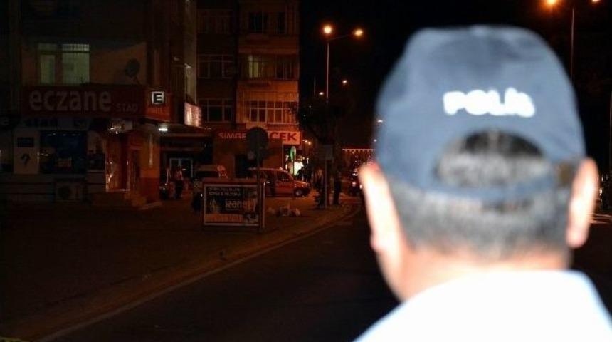 Reklam Panosuna Asılan &Ccedil;anta Paniğe Neden Oldu