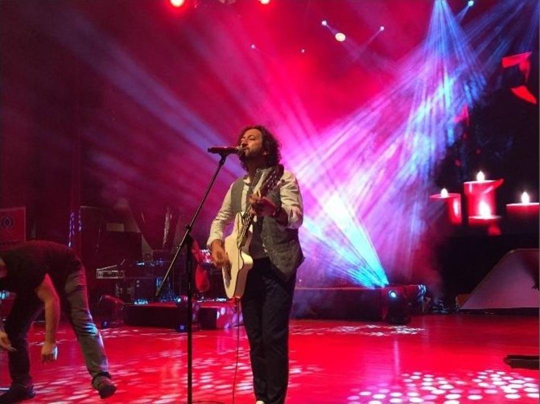 Fettah Can &Ouml;ğrenciler İ&ccedil;in Sahne Aldı