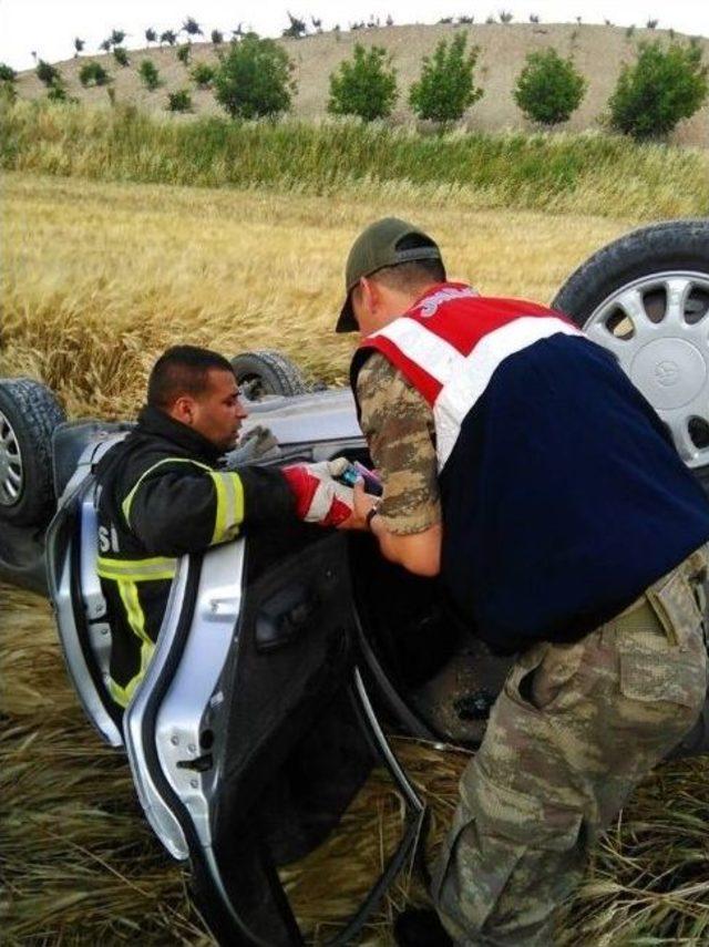 Otomobil Buğday Tarlasına Uçtu: 1 Yaralı