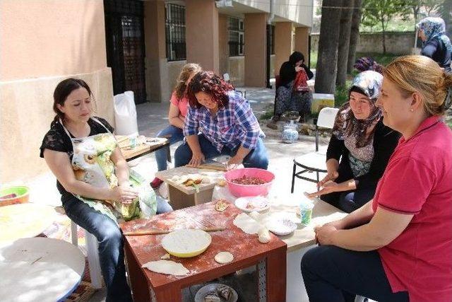 Seyitgazi’de Öğrenciler Yararına Kermes