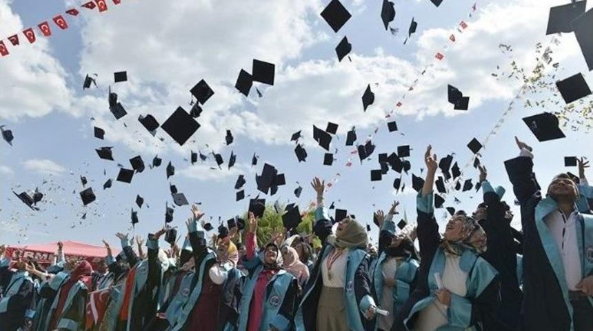 Ermenek Meslek Y&uuml;ksekokulu&rsquo;nda Mezuniyet Coşkusu