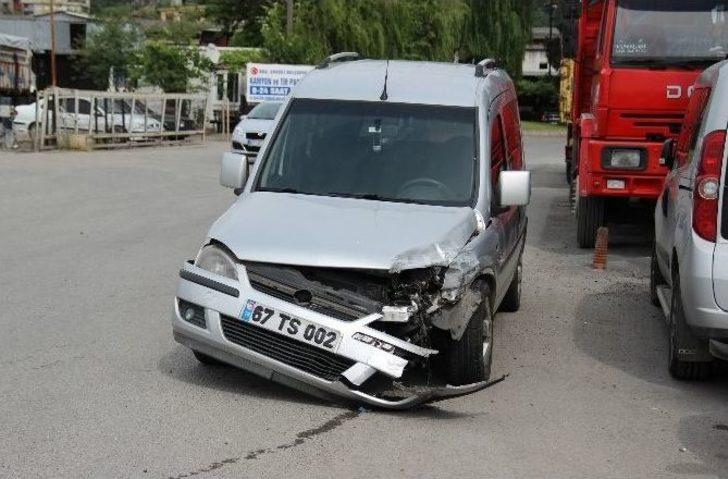 Kırmızı Işık İhlali Kazaya Neden Oldu: 2 Yaralı G5