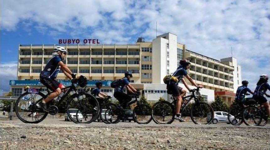 Burhaniye’de Üniversiteliler Bisiklet Festivaline Katıldı
