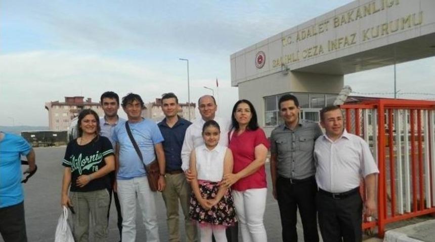 Salihli&rsquo;de H&uuml;k&uuml;ml&uuml;lerden Oluşan Tiyatro Grubu Alkış Aldı