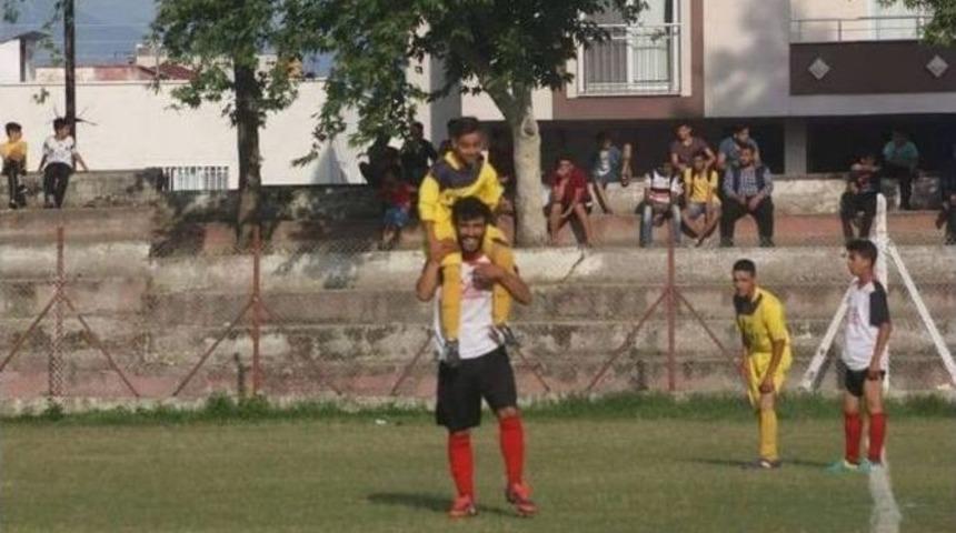13&rsquo;l&uuml;k Yıldız Gol&uuml; Attı, Rakip Oyuncu Omuzlara Aldı