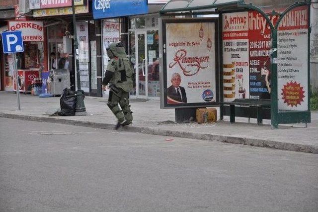 Kars’ta Durakta Unutulan Koli Paniğe Neden Oldu