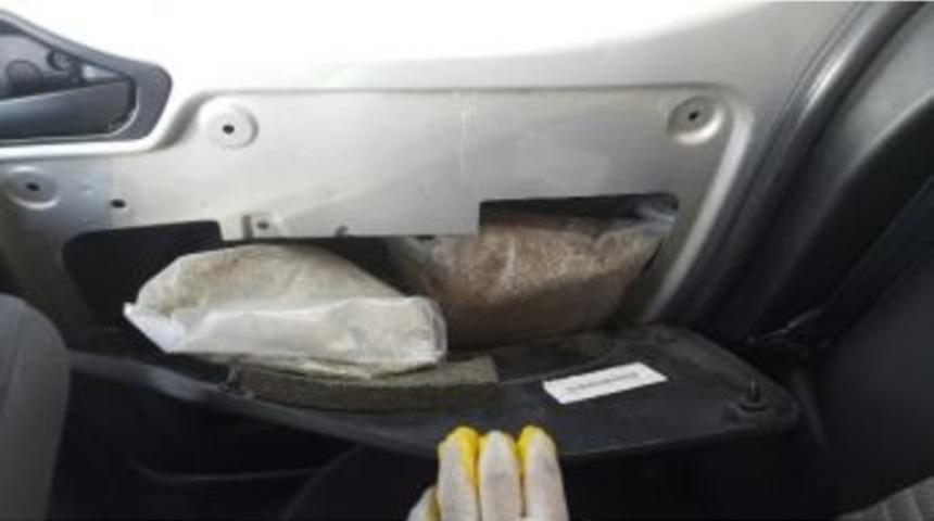 Uyuşturucuları Arabanın Kapısına Ve Motoruna Zulaladı