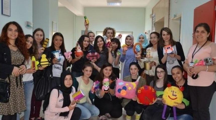 &Ccedil;ocuk Hastalara Oyuncak Hediyesi