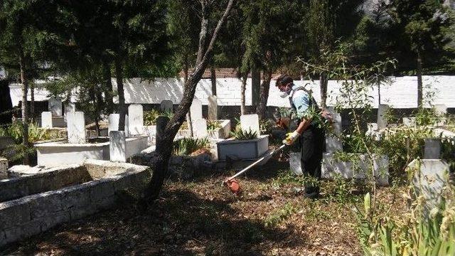 Gölmarmara Mezarlıklarına Ramazan Temizliği