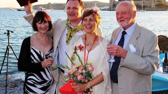 Ünlü Yapımcı Kız Kardeşini Evlendirdi