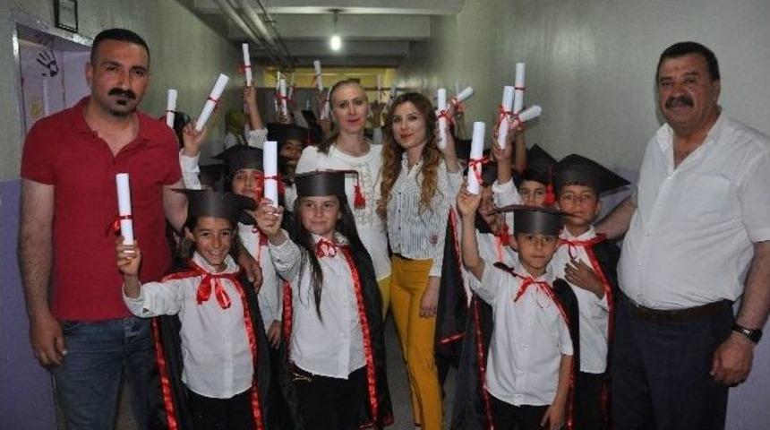 İlkokul &Ouml;ğrencilerinin Mezuniyet T&ouml;reni