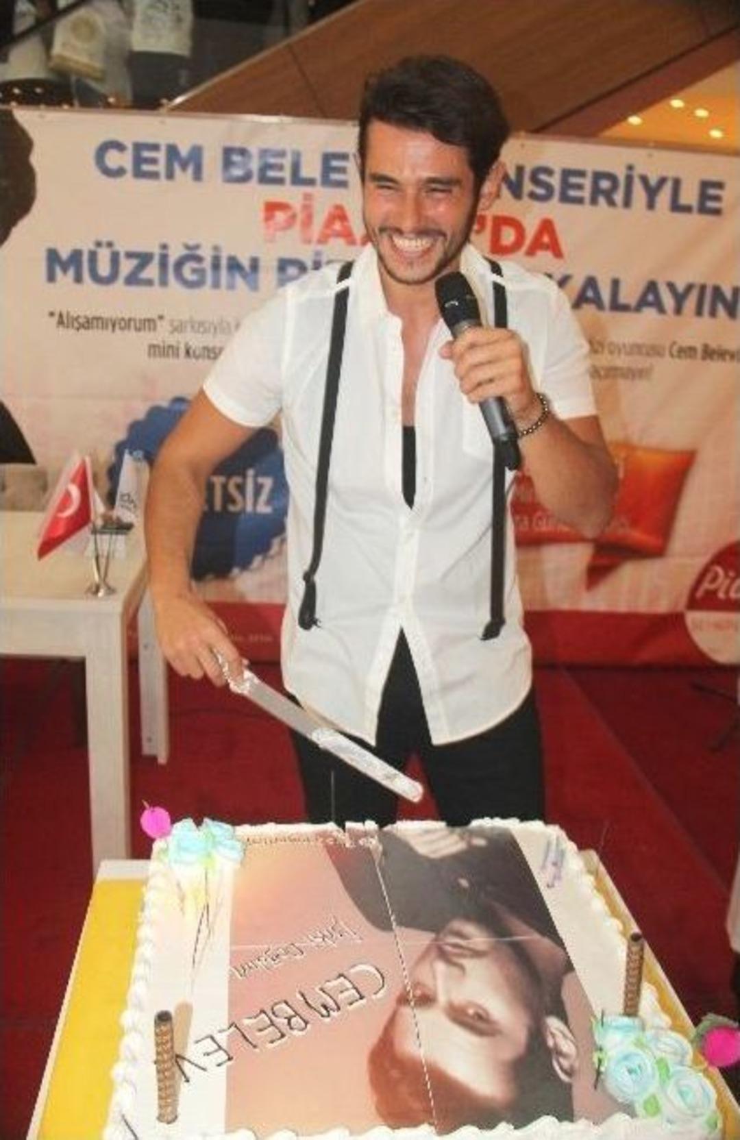 Cem Belevi, Doğum G&uuml;n&uuml;n&uuml; Piazza&rsquo;da Kutladı