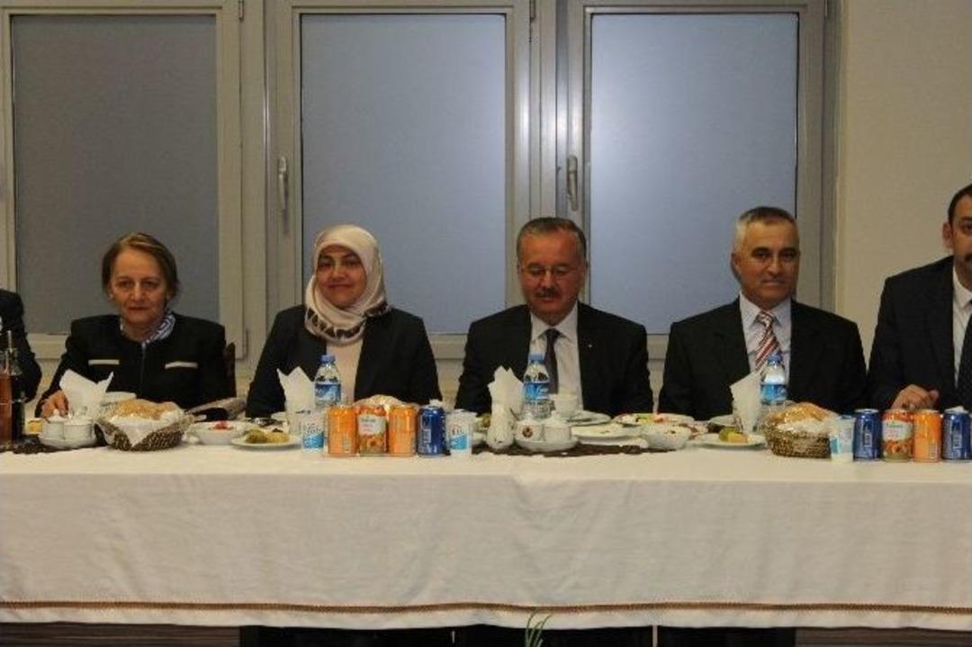 Vali G&uuml;nay &Ouml;zdemir&rsquo;e Veda Yemeği