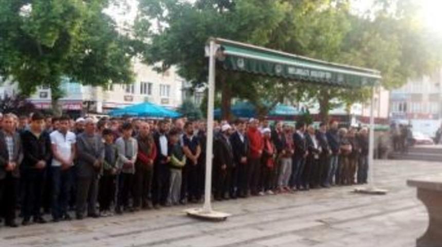 Boks&ouml;r Muhammed Ali İ&ccedil;in Gıyabi Cenaze Namazı Kılındı