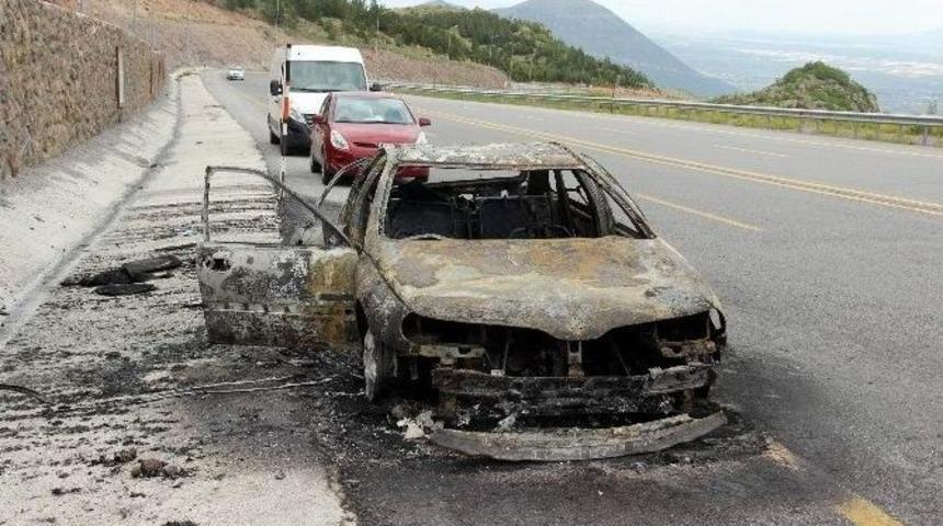 Seyir Halindeki Otomobil Yanarak K&uuml;l Oldu