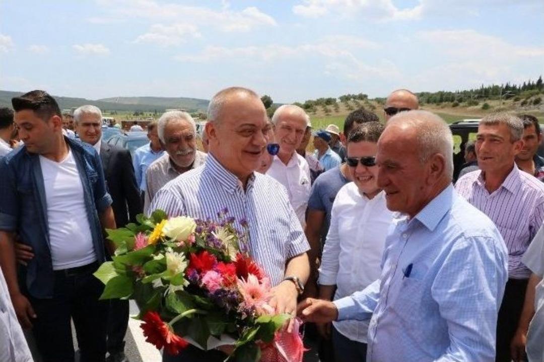 Başkan Erg&uuml;n &Ccedil;i&ccedil;eklerle Karşılandı