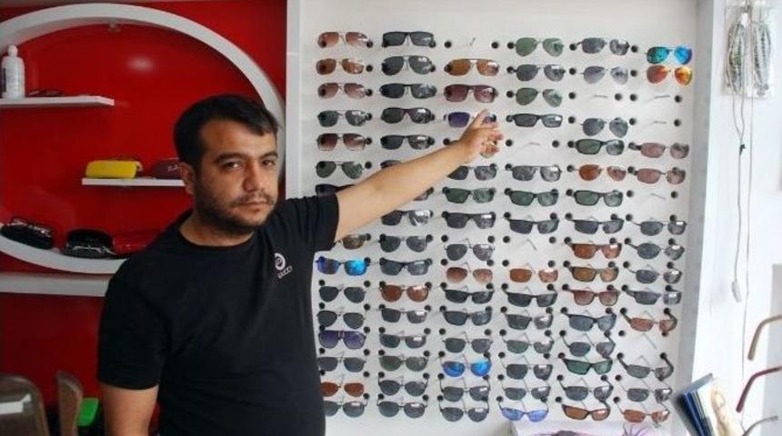 Mağazadan 35 Adet G&uuml;neş G&ouml;zl&uuml;ğ&uuml;n&uuml; &Ccedil;aldılar