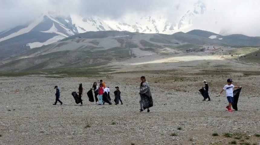 Gen&ccedil; G&ouml;n&uuml;ll&uuml;ler Erciyes&rsquo;i Temizledi