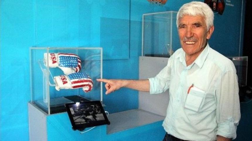 Gaziantep&rsquo;te Muhammed Ali&rsquo;nin Eldivenlerini G&ouml;ren Vatandaşlar Duygulandı