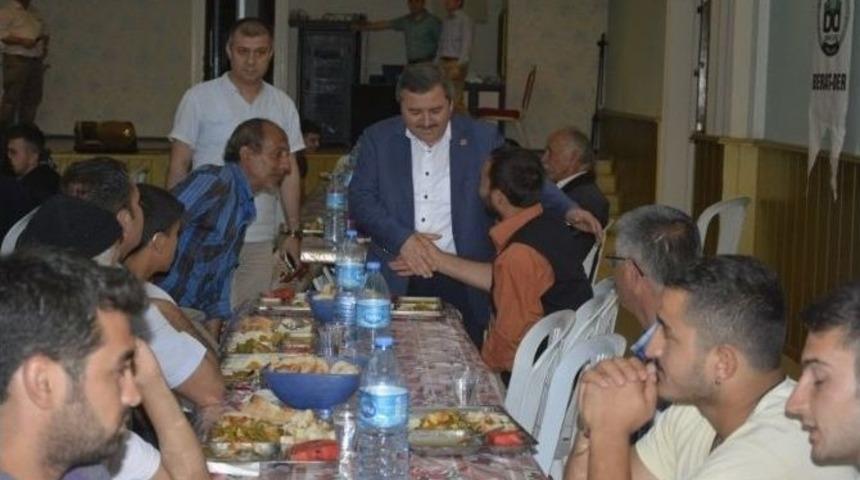 Kültür Sarayında İftar Sofrası Kuruluyor