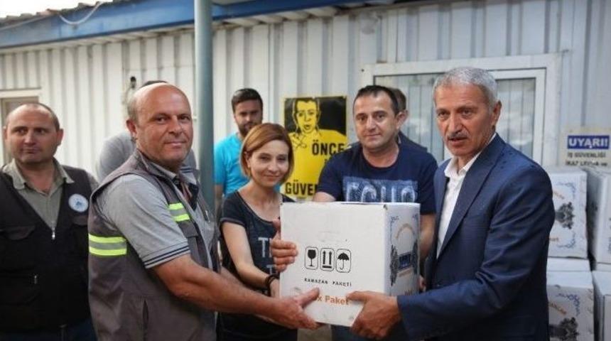 Adapazarı Belediyesi Personele Erzak Dağıttı