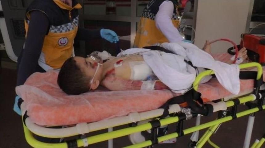 Otomobilin &Ccedil;arptığı 5 Yaşındaki &Ccedil;ocuk Ağır Yaralandı