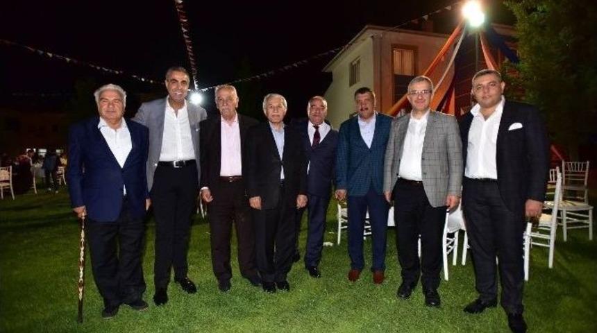 Fikir Sofrası Platformu &Uuml;yeleri Yaşlı Ve &Ccedil;ocuklarla Bir Araya Geldi
