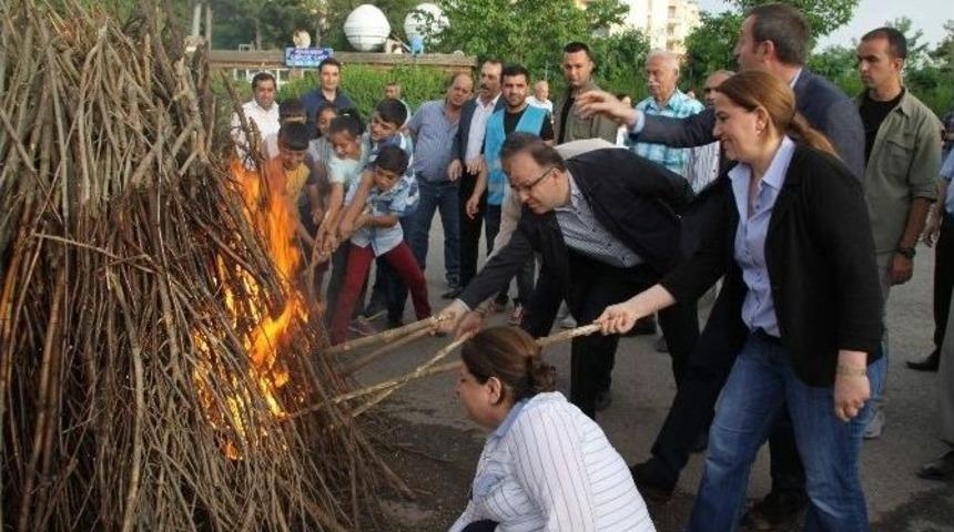 Vali İle Belediye Başkanı Melede Ateşi Yaktı