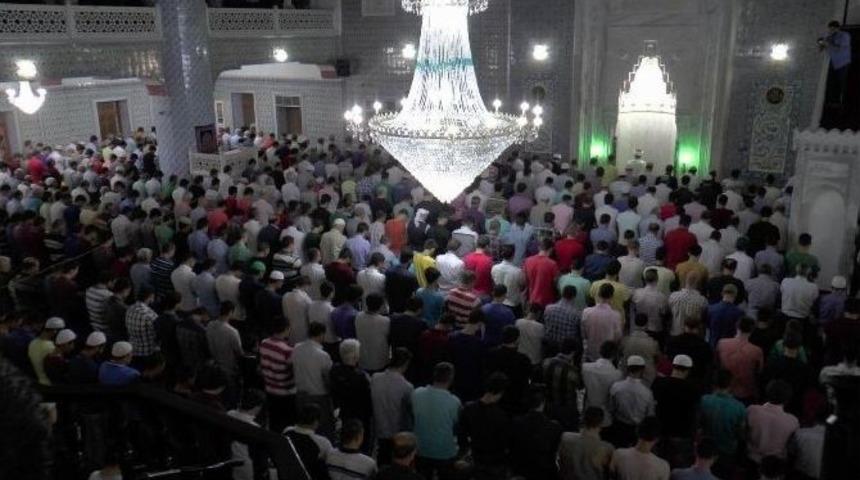 Şanlıurfalılar Ramazan&rsquo;ı Balıklıg&ouml;l&rsquo;de Karşıladı