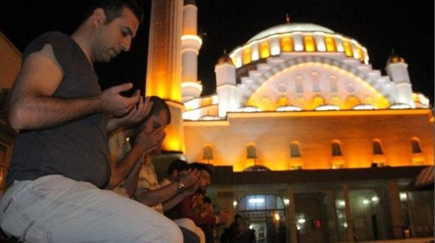 İlk Teravih Namazında Camiler Doldu Taştı