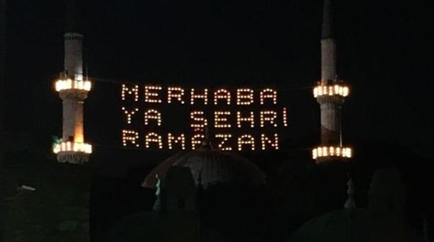 Mahyalar İstanbul&rsquo;u Aydınlattı