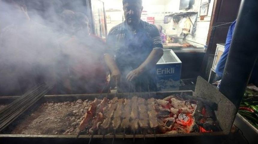 Gaziantepliler İlk Sahurda Kebap&ccedil;ılara Akın Etti
