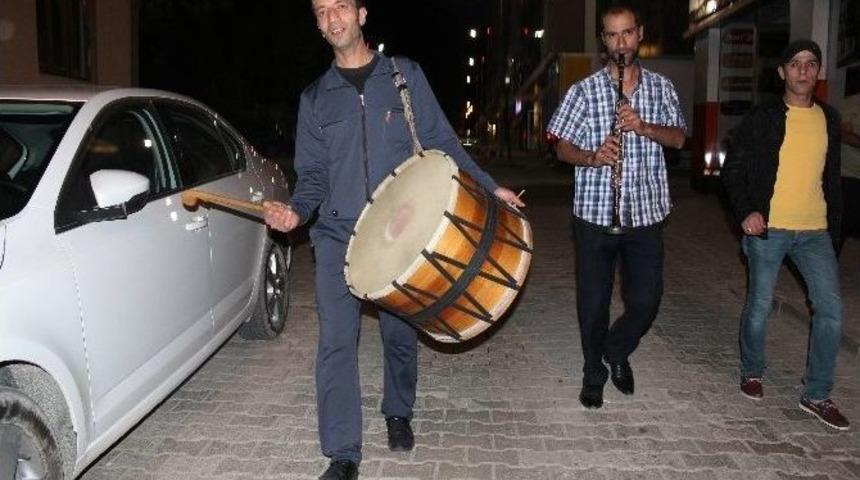 Davul Ve Zurnayla Sahura Kalkanlar, Para Verip İstedikleri Par&ccedil;ayı &Ccedil;aldırdı
